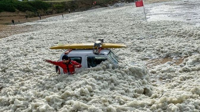 Fırtına ve yağış sonrası İngiltere sahilleri köpükle kaplandı