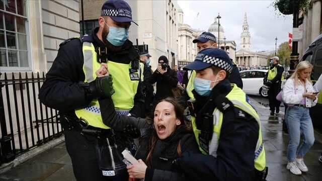 İngiltere&#039;de polis Covid-19 önlemleri karşıtı gösteriye müdahale etti