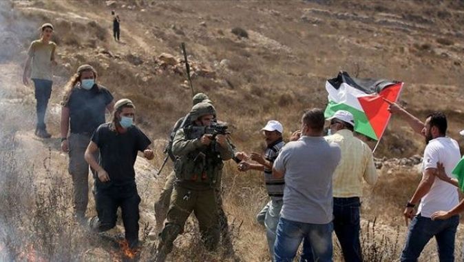 İsrail polisi ve Yahudi yerleşimciler Batı Şeria&#039;da 5 Filistinliyi yaraladı