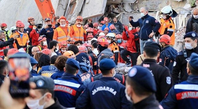 İzmir&#039;de 17 saat sonra enkaz altındaki 2 kişiye daha ulaşıldı