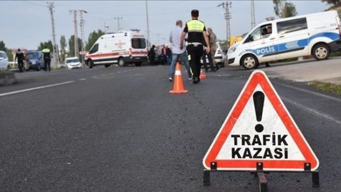 İzmir&#039;de otomobilin tıra çarpması sonucu 1 kişi öldü
