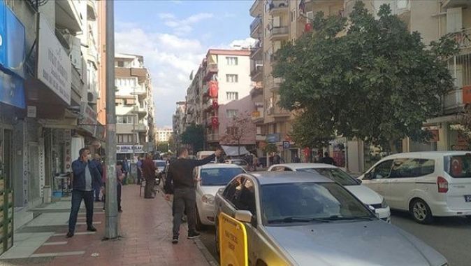 İzmir&#039;deki depremin ardından Manisa&#039;da bir apartman tahliye edildi