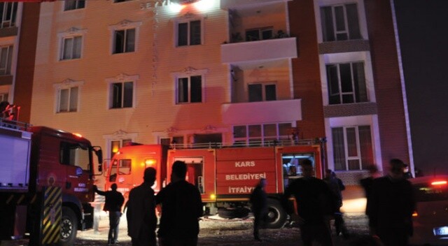 Kars’ta 4 katlı binada çıkan yangın korkuttu