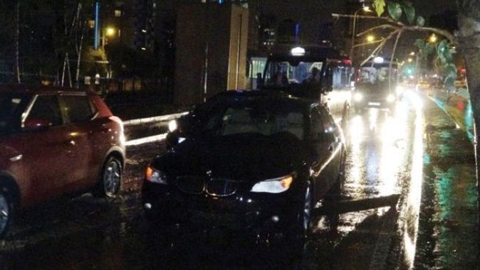 Lüks otomobil yağmurda yolda mahsur kaldı