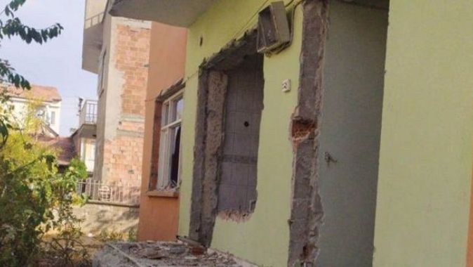 Malatya&#039;daki depremde hasar gören evde hırsızlık