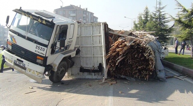 Odun yüklü kamyon devrildi, facianın eşiğinden dönüldü