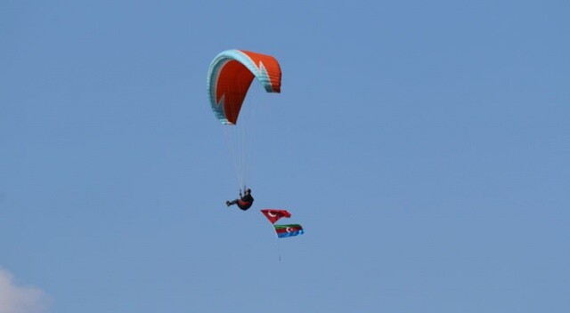 Paraşütle atlayıp Türk ve Azerbaycan bayrakları açtılar