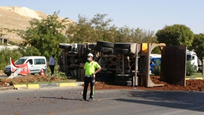 Park halindeyken freni boşalan kamyonet, kamyona çarptı:1 yaralı