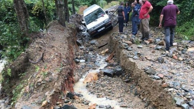 Rize&#039;de şiddetli yağış nedeniyle iki ev zarar gördü, 20 köy yolu ulaşıma kapandı