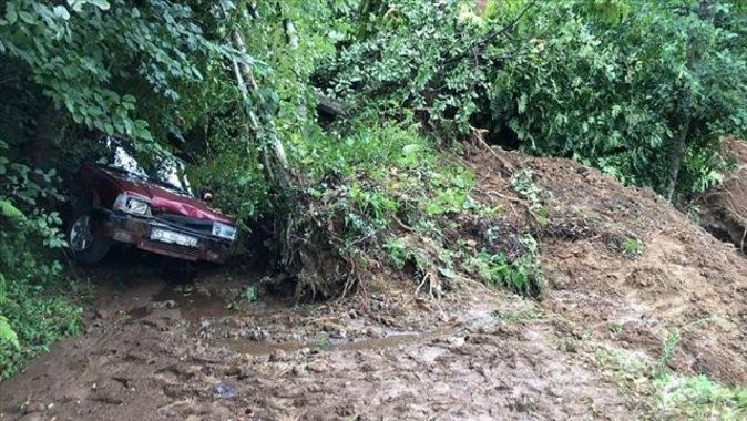 Rize&#039;de şiddetli yağışta toprak altında kalan 3 otomobil zarar gördü