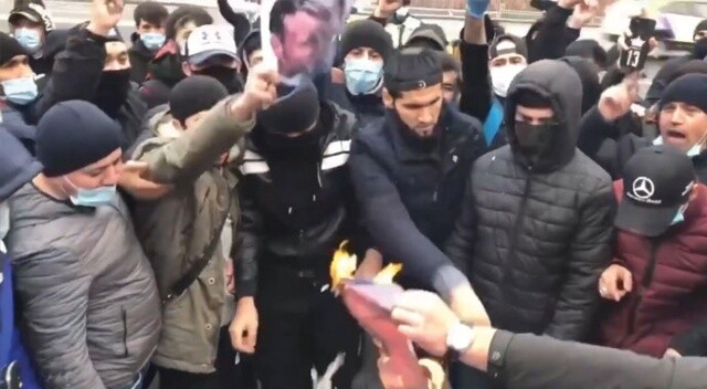 Rusya&#039;daki Müslümanlardan Fransa karşıtı protesto