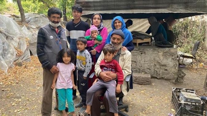 Savaştan kaçarak Türkiye&#039;ye sığınan Afgan şair, ekmek satarak geçimini sağlıyor