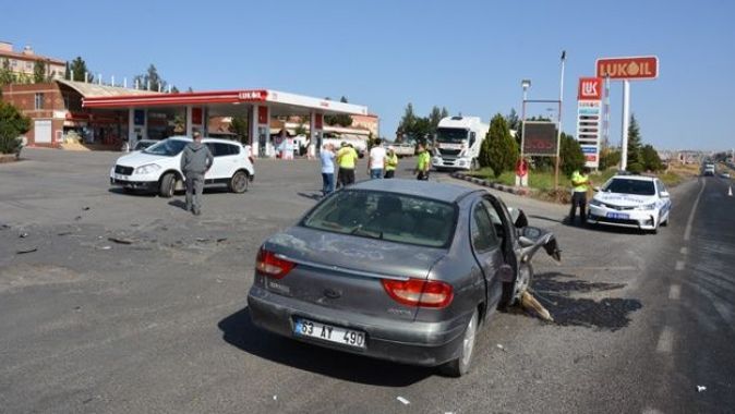 Siverek’te 2 otomobil çarpıştı: 3 yaralı