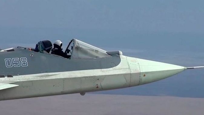 Su-57 uçağını kokpitin çatısı açık kullandı
