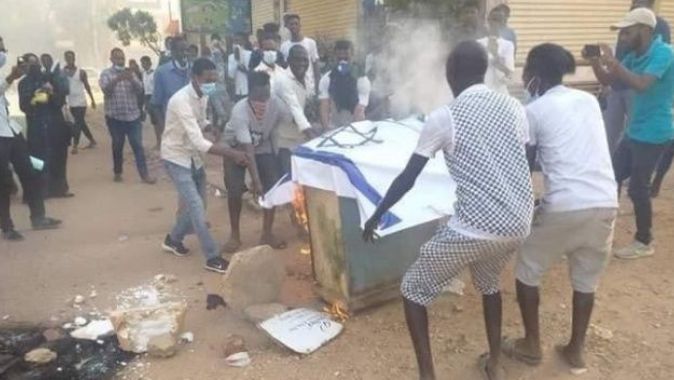 Sudan&#039;daki gösterilerde İsrail bayrağı ateşe verildi