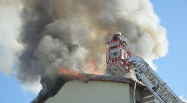 Tokat’ta 4 katlı binanın çatısı alev alev yandı