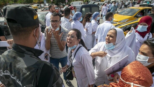 Tunus&#039;ta hemşireler Covid-19 nedeniyle kötüleşen hastane koşullarını protesto etti