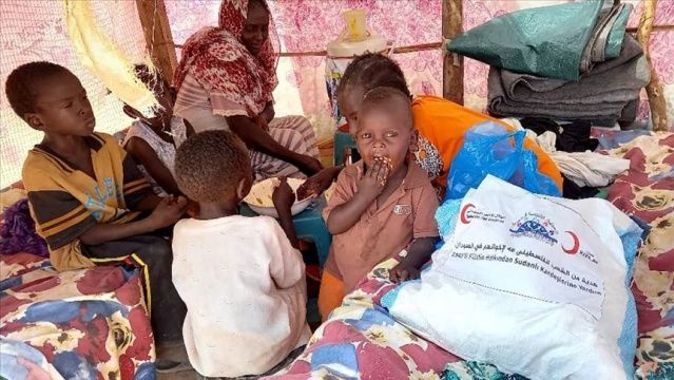 Türk Kızılay Sudan&#039;da sel mağdurlarına gıda yardımı dağıttı