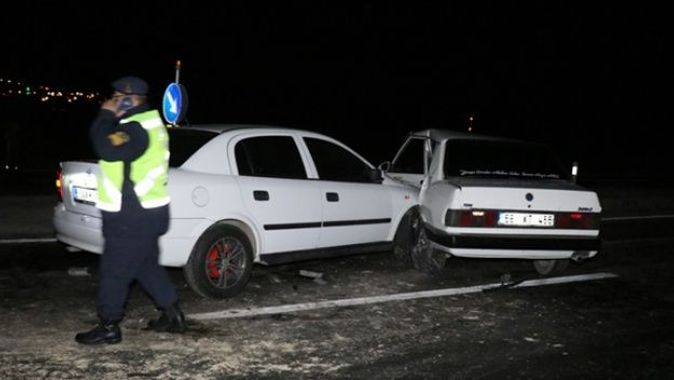 Aksaray’da 2 otomobil çarpıştı: 2’si çocuk 5 yaralı