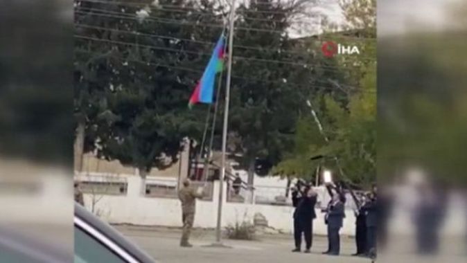 Aliyev, işgalden kurtarılan bölgede Azerbaycan bayrağını öperek göndere çekti