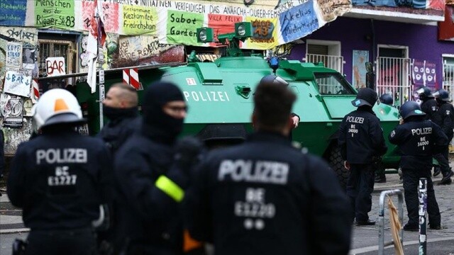 Almanya&#039;da aşırı sağcı şüphelisiyle polis ve itfaiyeye yönelik operasyon