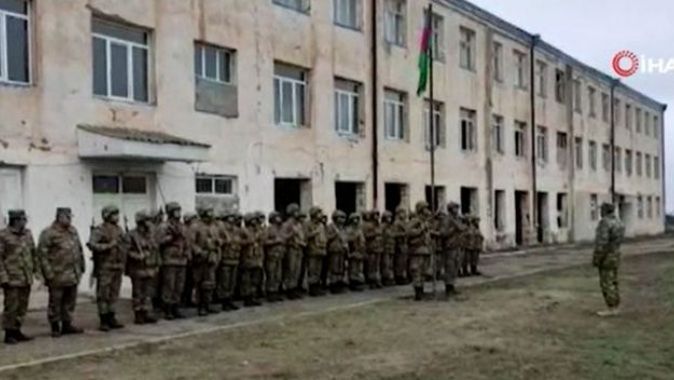 Azerbaycan ordusu Gülablı köyüne Azerbaycan bayrağı dikti