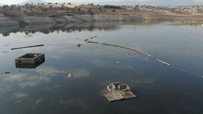 Barajda sular çekildi, 30 yıl önce terk edilen köyün kalıntıları ortaya çıktı