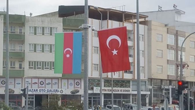 Besni Azerbaycan ve Türk Bayrakları ile donatıldı
