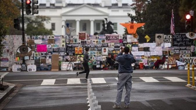 Beyaz Saray’ın etrafındaki güvenlik çiti Trump karşıtı slogan ve afişlerle doldu