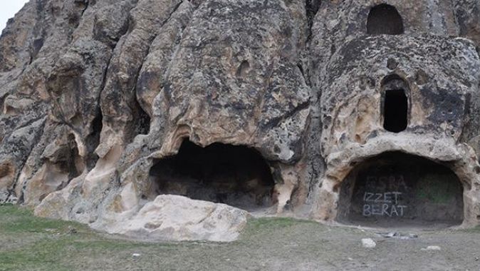 Binlerce yıllık Frig vadisi mağaralarında çirkin yazı ve şekiller