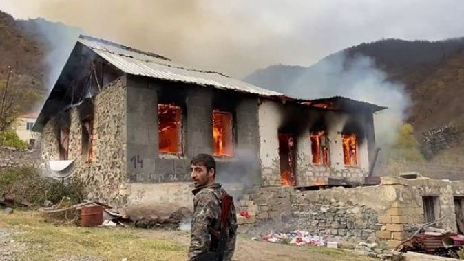 Dağlık Karabağ&#039;da yenilgiyi hazmedemeyen Ermeniler Kelbecer&#039;de evleri yaktı