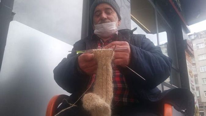 Dedesinden görüp yapmaya başladığı kıl çorabı örmeyi 60 yıldır sürdürüyor