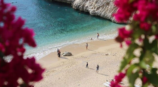 Dünyaca ünlü Kaputaş Plajı&#039;nda kasımda deniz, kum ve güneş keyfi