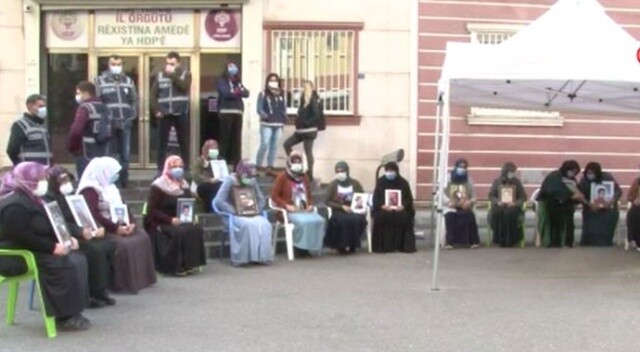 Evlat nöbetindeki ailelerden HDP&#039;lilere tepki: Çocukları PKK’ya sattılar, lüks arabalara biniyorlar