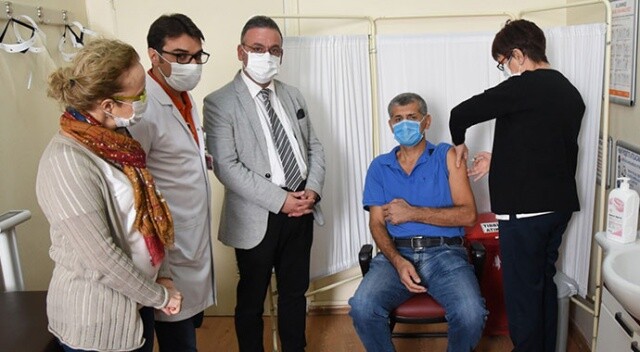 Gönüllü oldular! Adana&#039;da ilk koronavirüs aşısı yapıldı