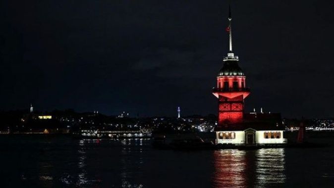 İstanbul&#039;un kuleleri ve köprüleri turuncuya büründü