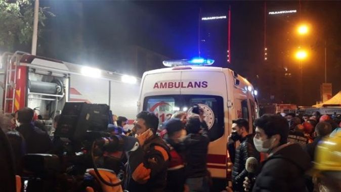İzmir&#039;de 33 saat sonra enkazdan yaralı çıkartıldı