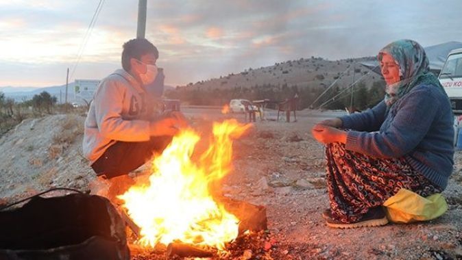 Karayolu kenarında çadırda yaşam mücadelesi veren aile yardım bekliyor
