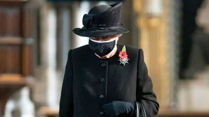 Kraliçe Elizabeth ilk kez maske taktı