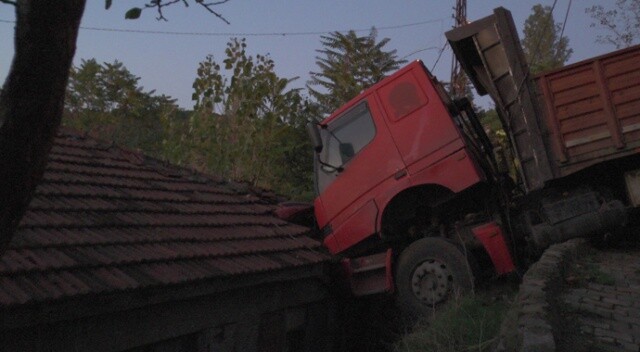 Maltepe&#039;de freni boşalan kamyon gecekondunun çatısına uçtu