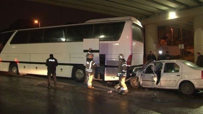 Otomobil park halindeki otobüse çarptı: 2 yaralı