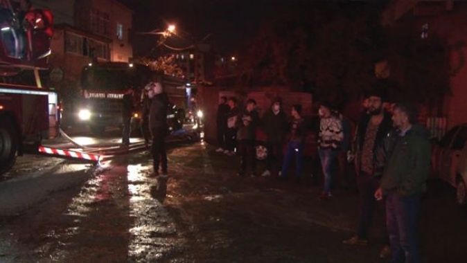 Ümraniye&#039;de yangın çıkan evde mahsur kalan 8 kişiyi itfaiye kurtardı