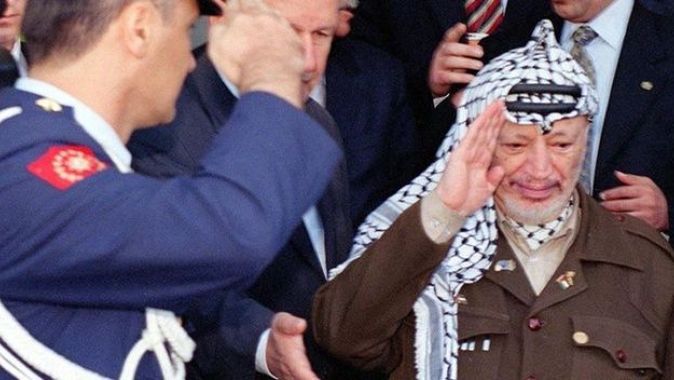 Yasir Arafat&#039;ın zehirlendiğine dair ilk şüpheler ölümünün hemen ardından ortaya çıktı