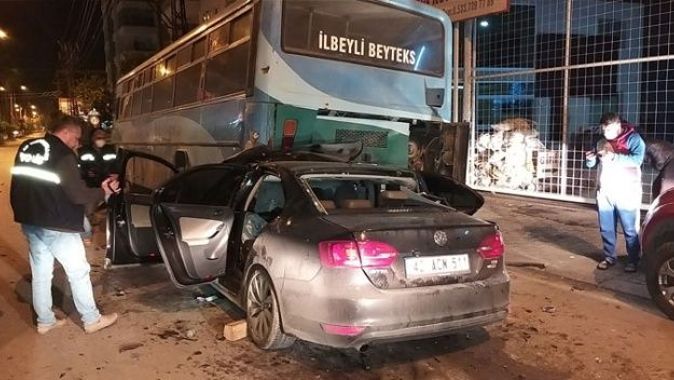 Adana&#039;da otomobil işçi taşıyan otobüse çarptı: 1 yaralı