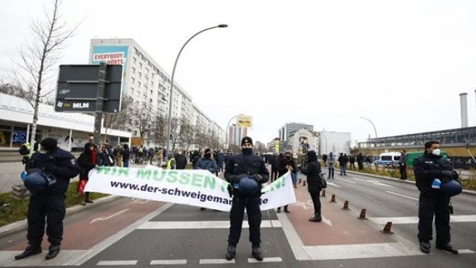 Almanya’da Covid-19 tedbirleri protesto edildi