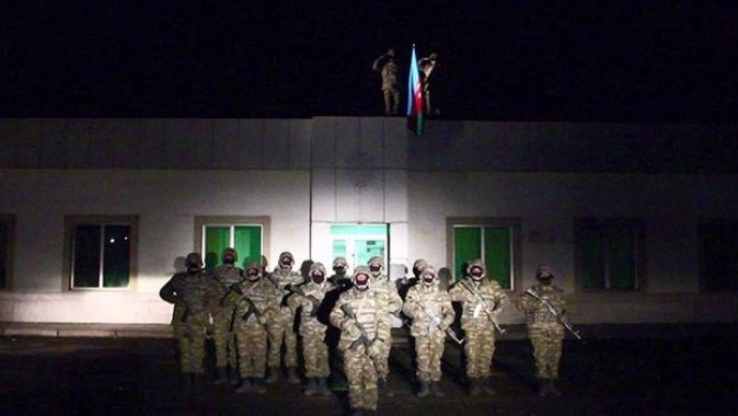 Azerbaycan ordusu işgalden kurtarılan Laçın&#039;a bayrak dikti