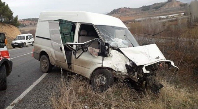 Çal’da iki ticari araç kafa kafaya çarpıştı: 1’i ağır 2 yaralı