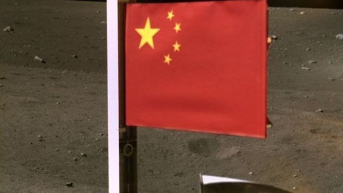 Chang&#039;e 5 uzay aracı, Ay&#039;a Çin bayrağı dikti