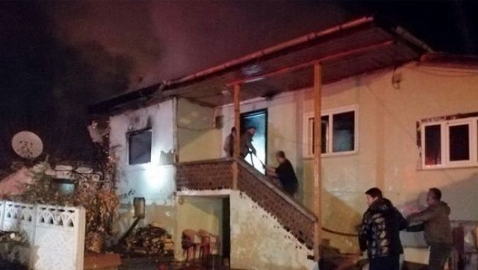 İki katlı ahşap evin çatı katı alev alev yandı