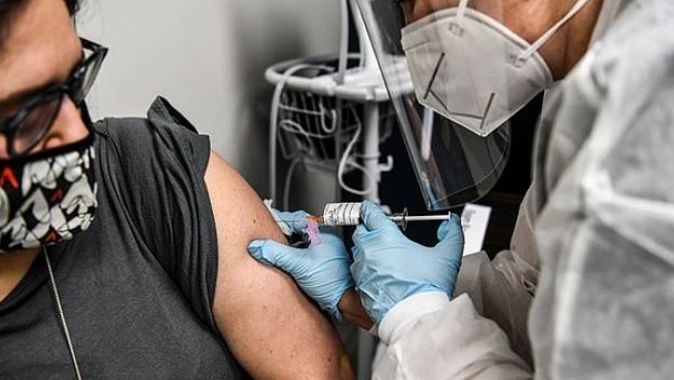 İngilizler Sağlık Bakanı’nın canlı yayında Covid aşısı olmasını istedi